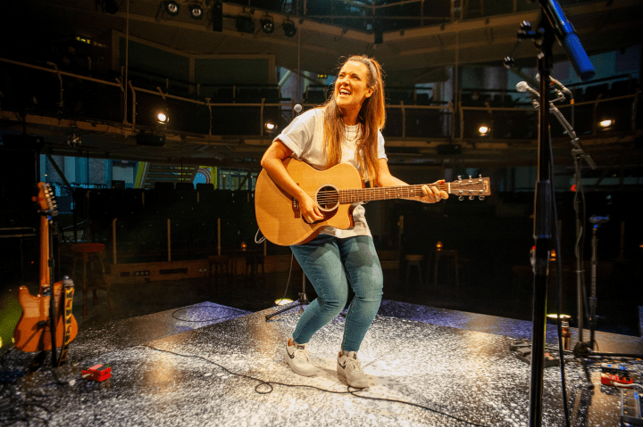 011RET - BLOODY ELLE - A GIG MUSICAL, Elle - Lauryn Redding - image Pippa Rankin